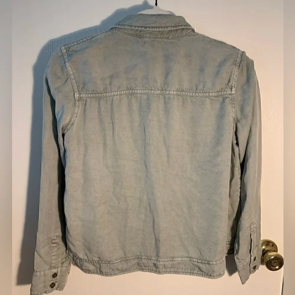 C&C California EUC light green button down shirt Size XS